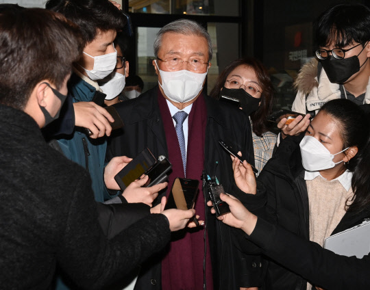 22일 김종인 국민의힘 총괄선거대책위원장이 서울 여의도 국민의힘 당사로 출근하며 취재진의 질문에 답하고 있다. 국회사진기자단=연합뉴스.
